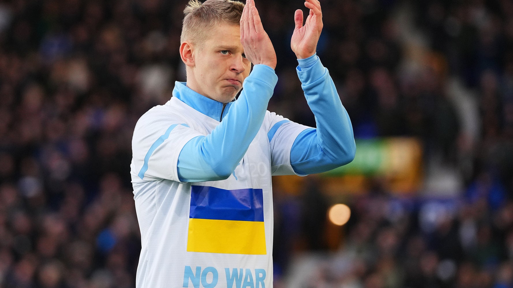 スタジアムで生まれた連帯に ウクライナの選手は涙した 選手入場で示した行動に敵や味方もなかった 動画 ハフポスト News スタジアムで生まれた連帯に ウクライナの選手は涙した 選手入場で示した行動に敵や味方もなかった 動画 ハフポスト News