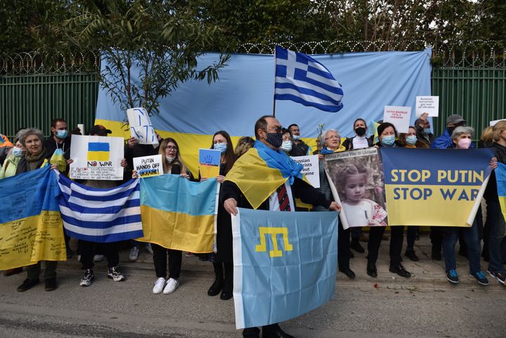 Ουκρανοί που ζουν στην Ελλάδα διαδηλώνουν έξω από τη ρωσική πρεσβεία στην Αθήνα (26/2/2022)