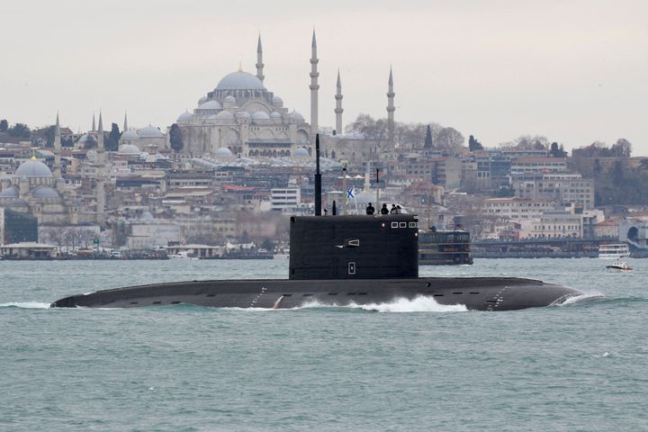 Το υποβρύχιο Rostov-on-Don του ρωσικού ναυτικού πλέει στον Βόσπορο, στην Κωνσταντινούπολη, καθοδόν προς τη Μαύρη Θάλασσα.