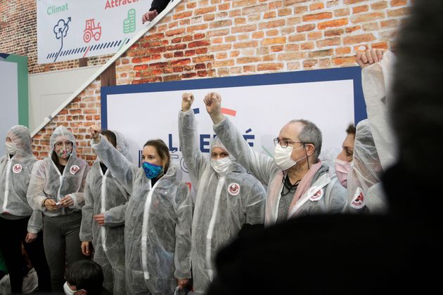 Des militants du mouvement Extinction Rebellion lors d'une action de protestation sur le stand de la FNSEA pendant le Salon de l'agriculture, à Paris, le 27 février 2022.