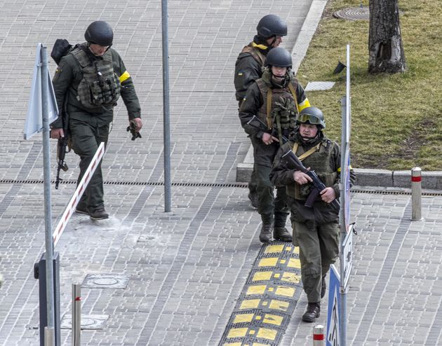 Des militaires ukrainiens patrouillant pendant un couvre-feu à Kiev, en Ukraine, le 27 février 2022.