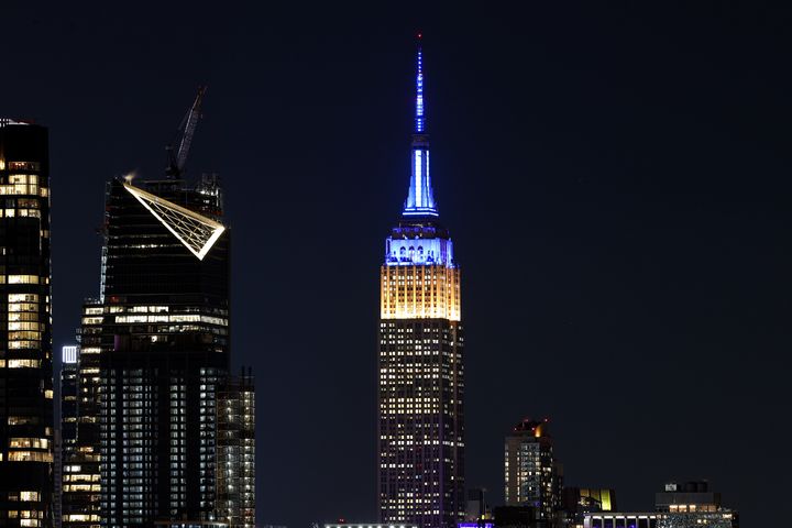 2月25日夜、ウクライナ国旗に合わせたカラーリングでライトアップされた米国ニューヨーク市のエンパイアステートビル