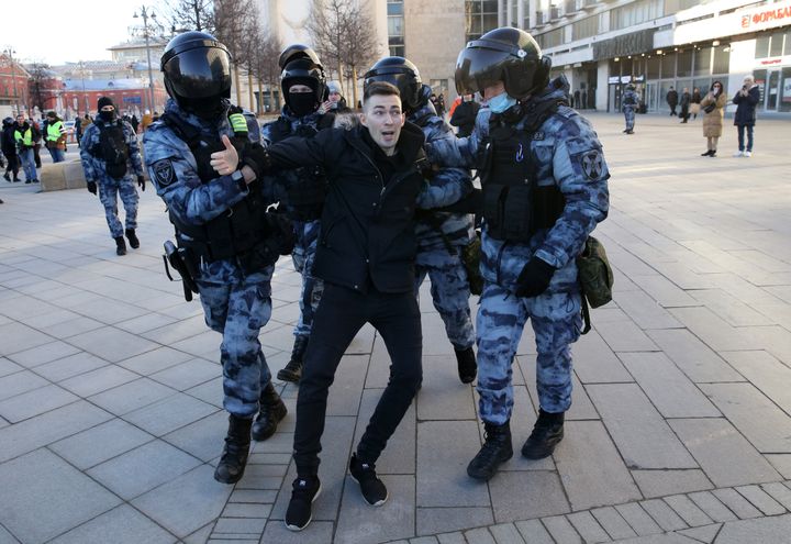 Un manifestante es detenido por varios policías durante una manifestación no autorizada contra la invasión de Ucrania, en Moscú, Rusia.