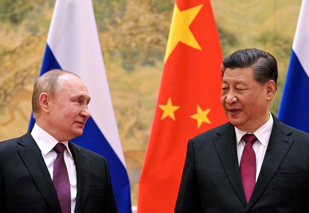 Ο Κινέζος Πρόεδρος Σι Τζινπίνγκ, δεξιά, και ο Ρώσος Πρόεδρος Βλαντιμίρ Πούτιν συνομιλούν κατά τη συνάντησή τους στο Πεκίνο στις 4 Φεβρουαρίου 2022. Πριν από τρεις εβδομάδες, την παραμονή των Χειμερινών Ολυμπιακών Αγώνων του Πεκίνου, οι ηγέτες της Κίνας και της Ρωσίας δήλωσαν ότι η φιλία μεταξύ των χωρών τους «δεν έχει όρια».