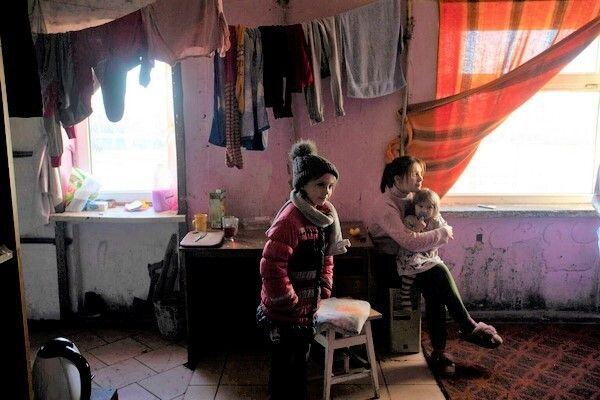ウクライナ東部の境界ラインの農村部の自宅で、家族と住む9歳のマーシャさん。毎日、砲撃や地雷の危険にさらされている。(ウクライナ、2022年2月13日撮影)