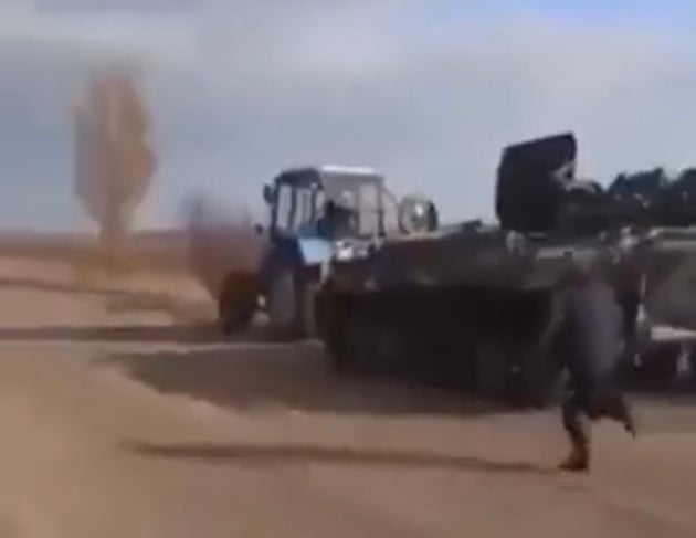 Ο αγρότης με το τανκ... Προπαγάνδα ή χιούμορ; ;Όπως και να το πει κανείς, στο τέλος χαμογελάς.