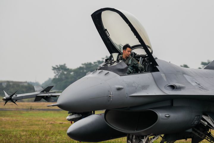 緊急離陸訓練にあたる台湾の戦闘機「F-16V」
