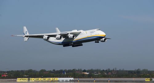 ウクライナ侵攻で世界最大級の飛行機「An-225」が安否不明。巨大すぎて「空間認識がバグる」と話題になった写真とは？ | ハフポスト WORLD