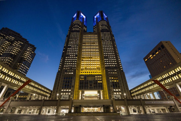 東京都庁がウクライナカラーに染まった ライトアップで連携示す 画像集 ハフポスト News 東京都庁がウクライナカラーに染まった ライトアップで連携示す 画像集 ハフポスト News