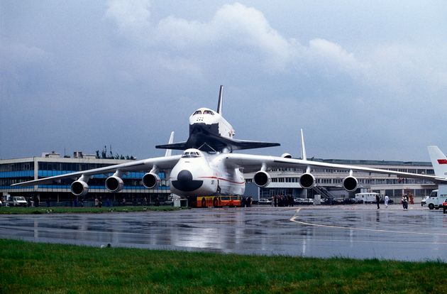 1989年のパリ・エアショーでソ連版スペースシャトル「ブラン」を乗せて登場した「An-225」