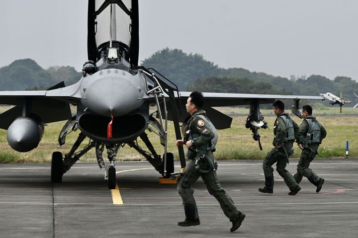 F-16Vに乗り込むパイロットたち（台湾・嘉義市の基地）