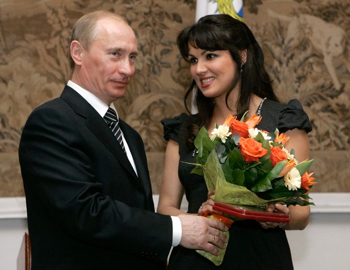 Ο πρόεδρος Βλαντιμίρ Πούτιν, συγχαίρει τη Ρωσίδα σοπράνο Άννα Νετρέμπκο κατά την απονομή του βραβείου του Λαϊκού Καλλιτέχνη της Ρωσίας, στους εορτασμούς για την 225η επέτειο του θεάτρου Μαριίνσκι στην Αγία Πετρούπολη. Ρωσία, 27 Φεβρουαρίου 2008. (AP Photo/Dmitry Lovetsky)