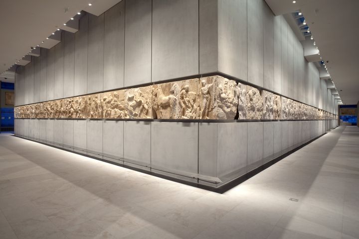 Η νοτιοδυτική γωνία της ζωφόρου του Παρθενώνα, από την οποία ξεκινούν τα δύο σκέλη της πομπής των Παναθηναίων © Μουσείο Ακρόπολης.