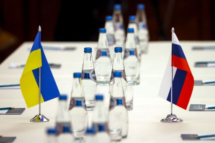 Οι σημαίες της Ουκρανίας και της Ρωσίας τοποθετημένες στο τραπέζι όπου άρχισαν ήδη οι συνομιλίες των δύο αντιπροσωπειών στην περιοχή Γκόμελ της Λευκορωσίας. Δευτέρα 28 Φεβρουαρίου 2022. (Sergei Kholodilin/BelTA Pool Photo via AP)