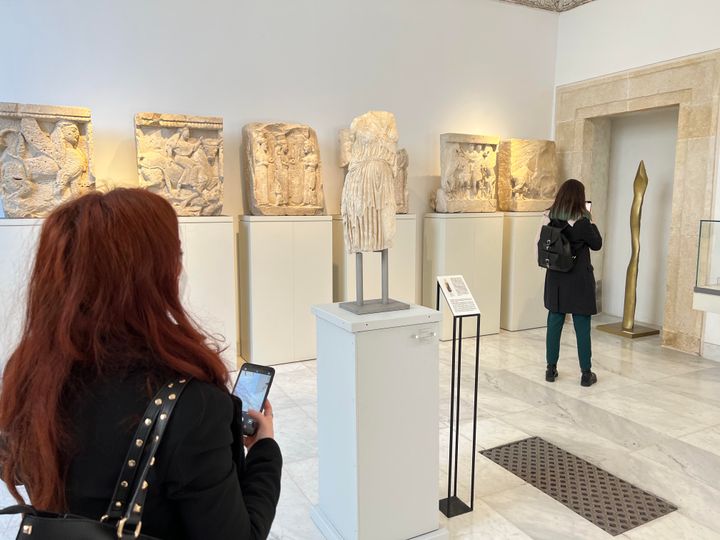 Το μαρμάρινο άγαλμα της θεάς Αθηνάς που ταξίδεψε από τις αποθήκες του Μουσείου Ακρόπολης στο αρχαιολογικό μουσείο Antonino Salinas του Παλέρμο και το Χρυσό Δόρυ της Βένιας Δημητρακοπούλου το οποίο φιλοτεχνήθηκε επί τούτου για την περιοδική έκθεσή της στο μουσείο Antonino Salinas το 2018 κι έκτοτε έχει παραμείνει στον χώρο ως μόνιμο έκθεμα. 