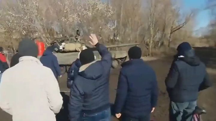 Βίντεο που ανήρτησε χρήστης του Twitter:Ουκρανοί εμποδίζουν με αξιοθαύμαστο θάρρος ένα από τα θηριώδη ρωσικά τανκ στα περίχωρα του Κιέβου.