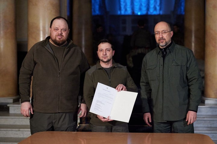 El presidente ucraniano, Volodímir Zelenski firma la solicitud para entrar en la Unión Europea