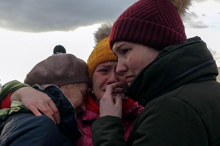  Ουκρανές πρόσφυγες κλαίνε καθώς επανενώνονται στο συνοριακό πέρασμα Mεντίκα στην Πολωνία, Σάββατο, 26 Φεβρουαρίου 2022. (AP Photo/Visar Kryeziu)