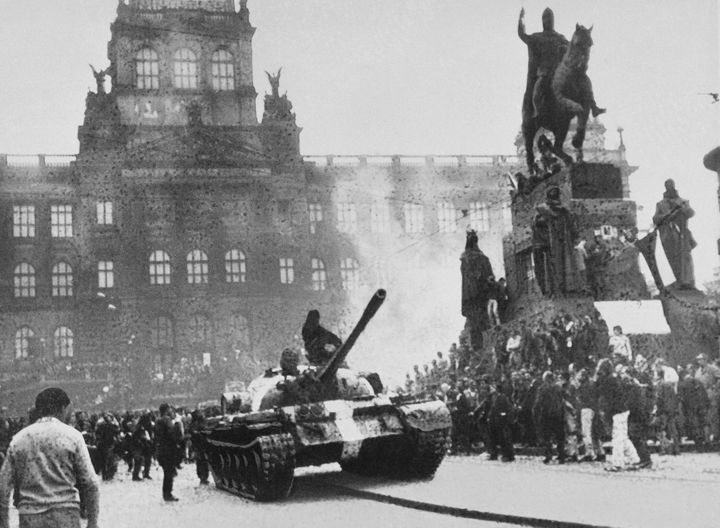 Πράγα Τσεχοσλοβακία Αύγουστος του ΄68.Η εισβολή των Σοβιετικών τανκς. Ποτέ πια τέτοιες εικόνες!