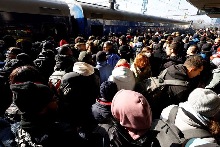 Πλήθος κόσμου περιμένει να επιβιβαστεί σε ένα τρένο εκκένωσης από το Κίεβο στο Λβιβ στον κεντρικό σιδηροδρομικό σταθμό του Κιέβου, Ουκρανία, 25 Φεβρουαρίου 2022. REUTERS/Umit Bektas