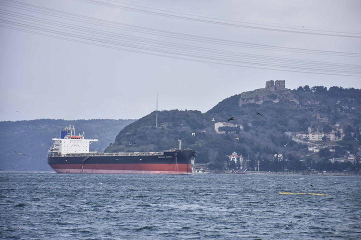 Το φορτηγό πλοίο Namura Queen, το οποίο επλήγη από πύραυλο στα ανοιχτά της Ουκρανίας, διέρχεται από τον Βόσπορο στην Κωνσταντινούπολη, Τουρκία στις 27 Φεβρουαρίου 2022.