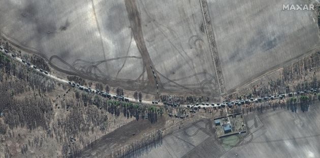 Τεράστια αυτοκινητοπομπή ρωσικών ενόπλων δυνάμεων κινείται προς το Κίεβο. Αποτελείται από πολλές εκατοντάδες οχημάτων και εντοπίστηκε αρχικά σε δορυφορικές εικόνες από τη Maxar Technologies την Κυριακή