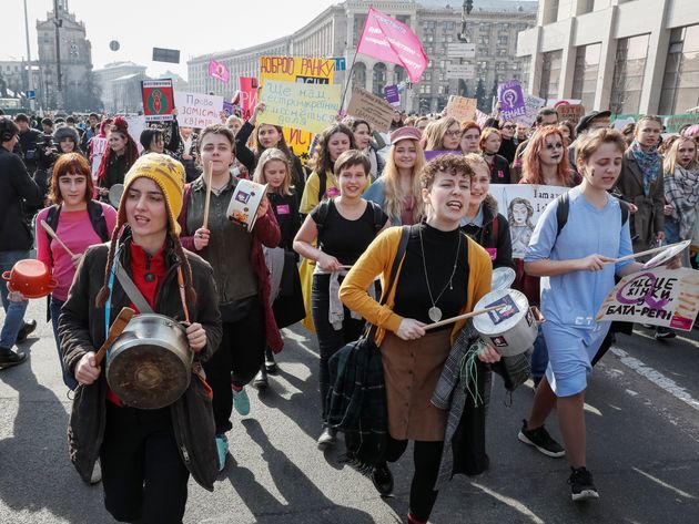 国際女性デーにジェンダー平等を訴えて歩く女性たち（ウクライナ・キエフ、2019年3月8日）