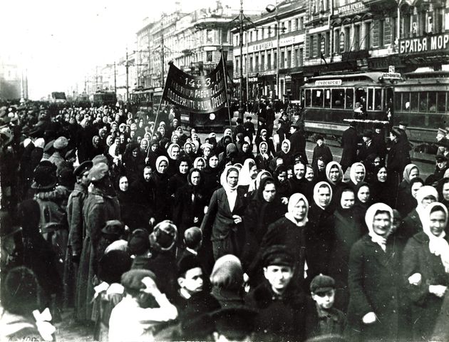 ロシアのサンクトペテルブルクであった女性たちのデモ行進（1917年3月8日）