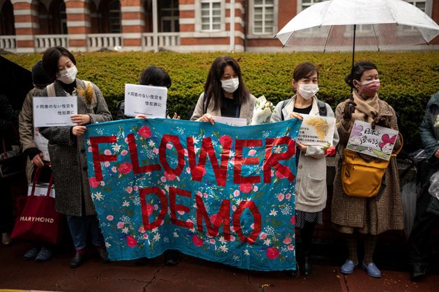 国際女性デーにフラワーデモを行った女性たち（2021年3月8日、東京都内）