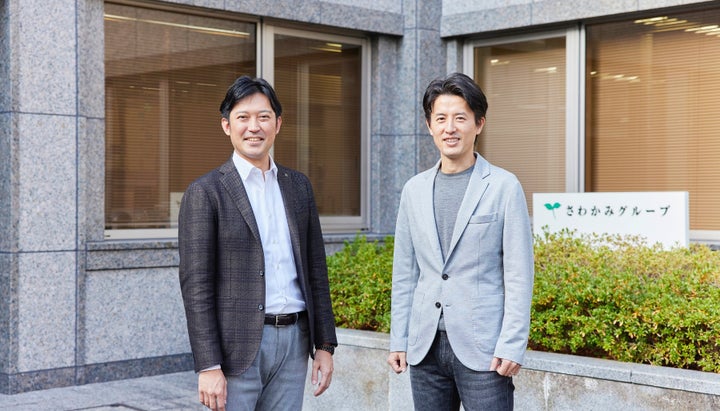 (左)水上成憲(みずかみ・しげのり)さん:さわかみ投信株式会社取締役直販部長。2004年3月、明治大学商学部卒業。2004年4月、日本証券金融株式会社入社。同社にて、制度信用取引の決済に必要な資金・株券の貸付業務に携わる傍ら、2009年には財務省理財局、2011年には日証金信託銀行株式会社へ出向し、幅広く金融関連業務に携わる。2019年7月、さわかみ投信に入社。2020年6月、直販部を経て管理部長に就任。2020年11月、取締役管理部長に就任。2021年1月、取締役直販部長に就任。(右)草刈貴弘(くさかり・たかひろ)さん:さわかみ投信株式会社取締役最高投資責任者(CIO)。2001年3月、東洋大学工学部建築学科卒業。2008年10月、SBIフィナンシャルショップ株式会社を経てさわかみ投信に入社。2010年4月、業務管理部を経て運用調査部に異動。2010年11月、ファンドマネージャーに就任。2013年1月、最高投資責任者兼ファンドマネージャーに就任。2015年6月、取締役最高投資責任者兼ファンドマネージャーに就任。