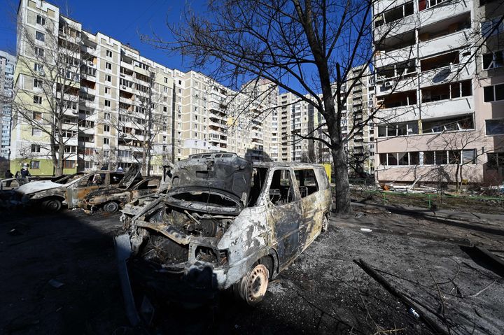 Coches destruidos después de un ataque ruso en Kiev