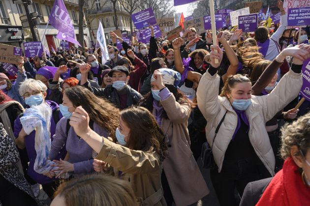 国際女性デーに女性に対する差別や暴力を終わらせることを訴える女性たち（フランス・パリ、2021年3月8日）