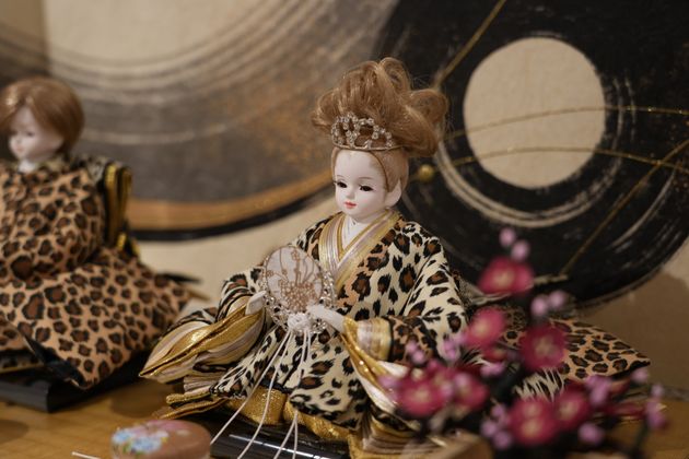 金髪にティアラ、豹柄の着物。多様化する雛人形
