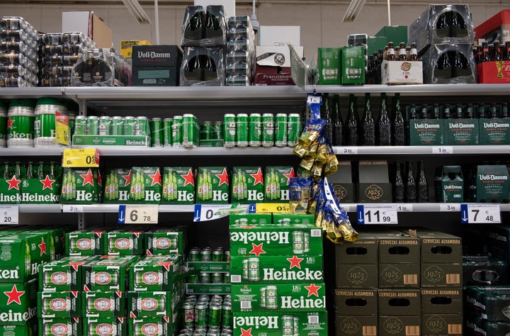 Stand de cervezas en un supermercado.