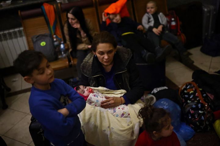 Οικογένεια που δραπέτευσε από την Ουκρανία μετά την στρατιωτική εισβολή της Ρωσίας περιμένει σε σταθμό ελπίζοντας να επιβιβαστεί σε τρένο για την Πολωνία. 