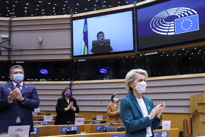 Παρατεταμένο χειροκρότημα προς τον Ζελενσκι κατά την έκτακτη συνεδρίαση του ΕΚ.