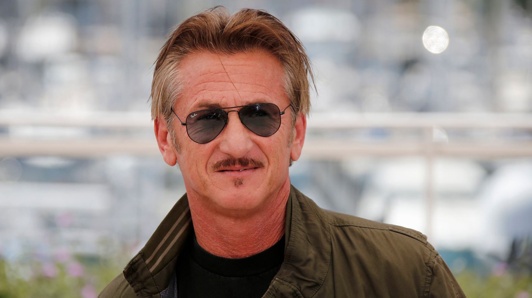 Sean Penn fuit l’Ukraine à pied, dit avoir parcouru des kilomètres jusqu’à la frontière polonaise