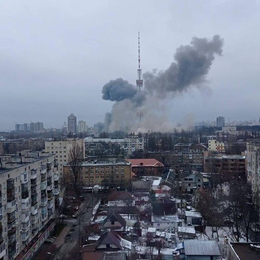 爆煙に包まれるキエフテレビ塔（ウクライナ内務省の公式Facebookより）