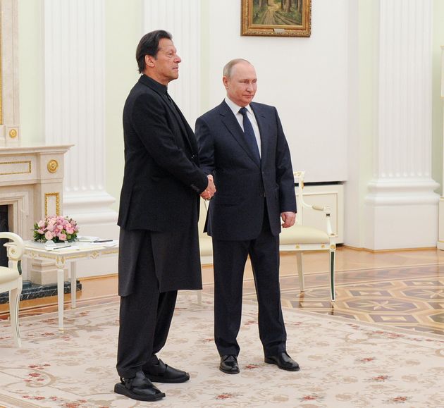 2月24日にモスクワで開かれた首脳会談で、ロシアのプーチン大統領（右）と握手するパキスタンのイムラン・カーン首相