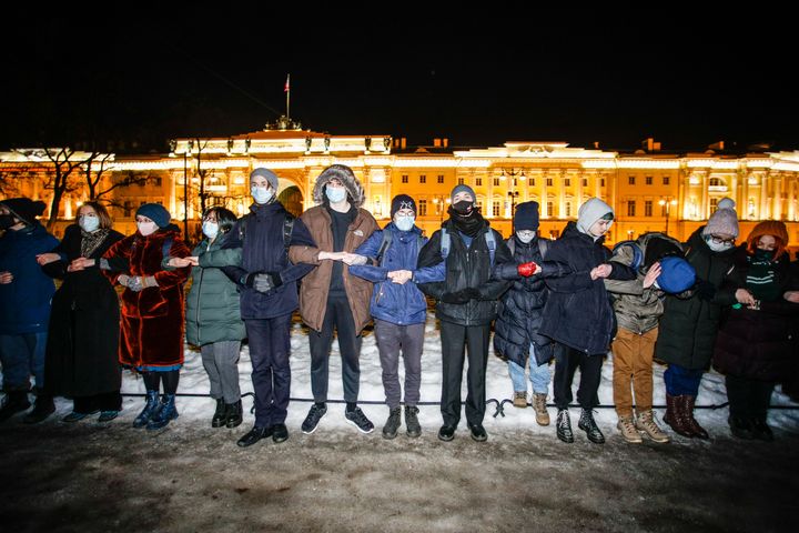 無許可の反戦デモに参加した人々 （2022年2月28日、ロシア・サンクトペテルブルク）