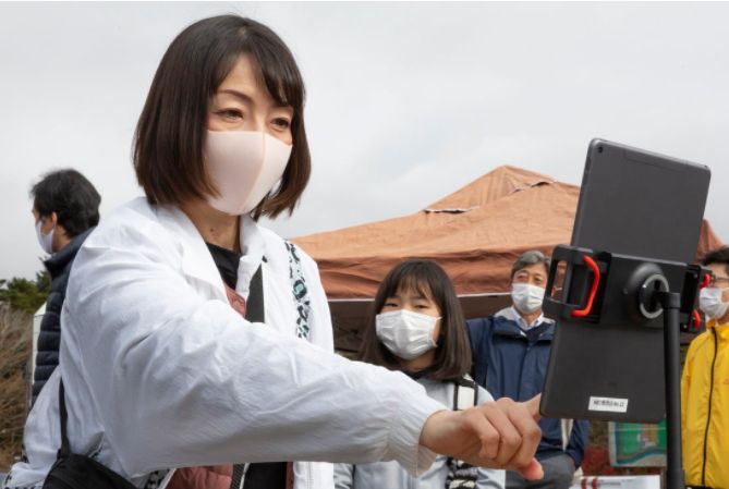 顔認証を用いて体調チェックを実施する富士山トレッキングツアーの参加者（写真提供/NEC）