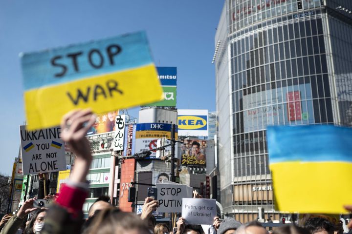 渋谷駅前で開催された、ロシアによるウクライナ侵攻に抗議するデモ＝2022年2月26日