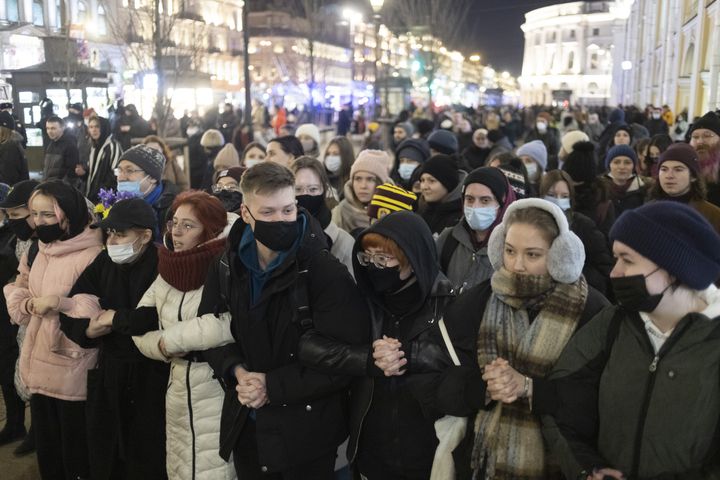 1 Μαρτίου 2022, Αγία Πετρούπολη. Πολίτες διαδηλώνουν κατά της πολεμικής επιχείρησης του Βλαντιμίρ Πούτιν στην Ουκρανία. (Photo by Ivan Petrov/Anadolu Agency via Getty Images)