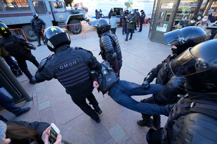 Σύλληψη διαδηλωτή με τη μέθοδο της ρωσικής αστυνομίας στις 27 Φεβρουαρίου στην Αγία Πετρούπολη. Οι διαδηλώσεις κατά τη ρωσικής εισβολής στην Ουκρανία συνεχίζονται σταθερά τόσο στην Μόσχα όσο και στην Αγία Πετρούπολη τις τελευταίες ημέρες - παρά τις συλλήψεις. (AP Photo/Dmitri Lovetsky)