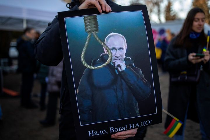 1 Mαρτίου 2022. Εικόνα από διαδήλωση κατά της εισβολής στην Ουκρανία που έγινε στο Βίλνιους της Λιθουανίας. (AP Photo/Mindaugas Kulbis)