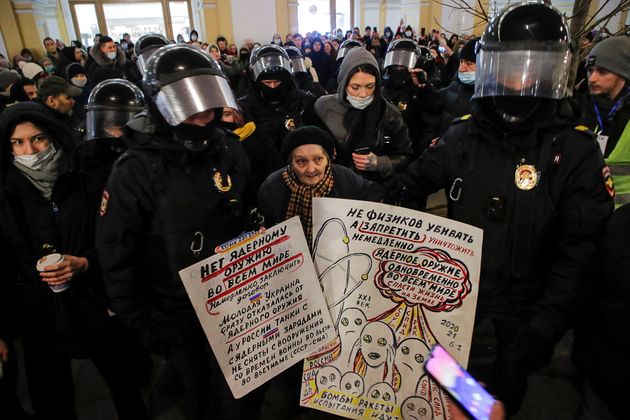 ロシアのウクライナ侵攻に抗議するエレナ・オシポワさん（中央）