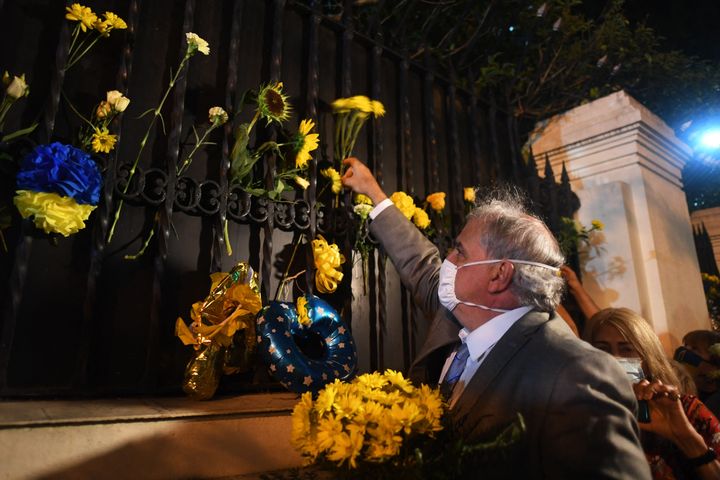 ウルグアイのロシア大使館前で向日葵を飾り、抗議する男性