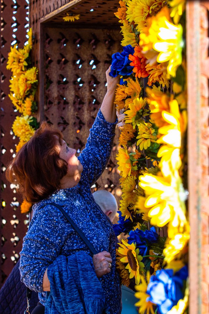 アメリカ・ネバダ州でロシアによるウクライナ侵攻に向日葵を捧げて抗議の意を示す女性