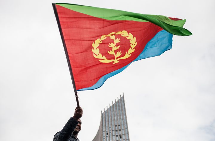 エリトリアの国旗。緑は豊かな農業の恵みを、青は紅海を、赤は独立闘争で流された犠牲を表すという。