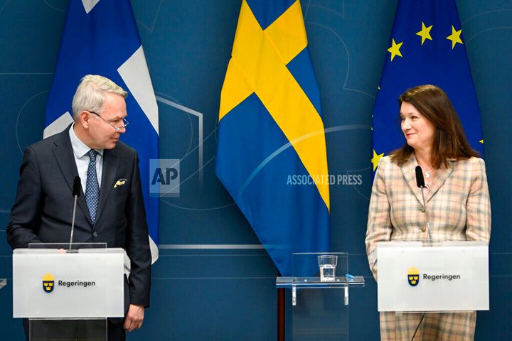 Ο υπουργός Εξωτερικών της Φινλανδίας Πέκα Χαβίστο, αριστερά και η Σουηδή ομόλογός του Αν Λίντε συμμετέχουν σε κοινή συνέντευξη Τύπου με τον υπουργό Άμυνας της Σουηδίας Πίτερ Χάλτκβιστ και τον Φινλανδό ομόλογό του Αντι Καικόνεν.